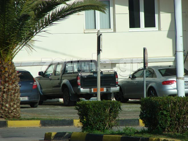 To αυτοκίνητο του αντιδημάρχου ακινητοποιημένο έξω από την Αστυνομική Διεύθυνση Φωκίδας