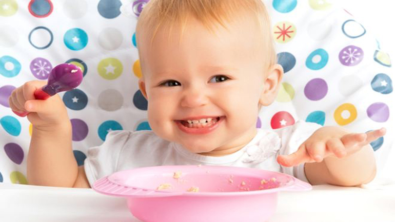 Αυτές είναι οι πέντε τροφές που πρέπει να αποφεύγετε να δίνετε σε ένα μωρό