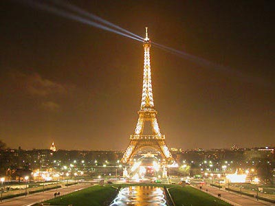 Απεργούν οι εργαζόμενοι στα καταστήματα σουβενίρ του Πύργου του Άιφελ