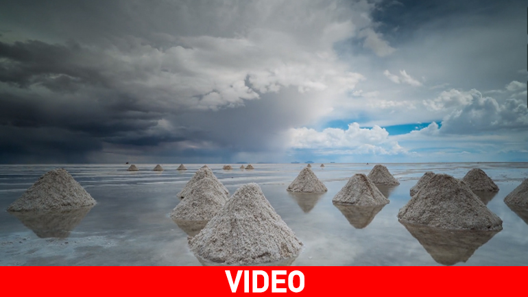 Η μαγευτική λίμνη Uyuni στη Βολιβία