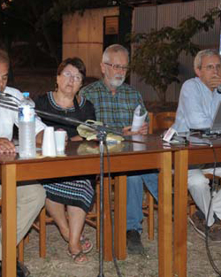 Η Ευτέρπη Μαρκή διακρίνεται στη μέση 