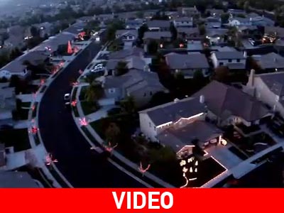 Όταν μια ολόκληρη γειτονιά συγχρονίζει τα χριστουγεννιάτικα φώτα