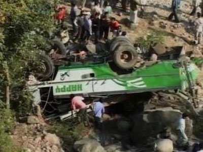 Ινδία: Λεωφορείο έπεσε σε χαράδρα – 47 οι νεκροί