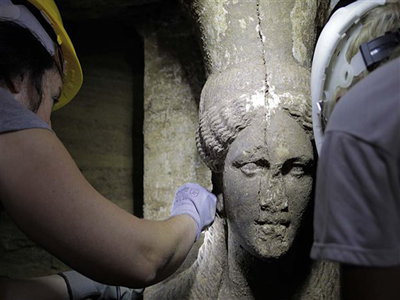 Μάρμαρο με χρώμα μπλε και μαύρο βρήκαν πίσω από τις Καρυάτιδες