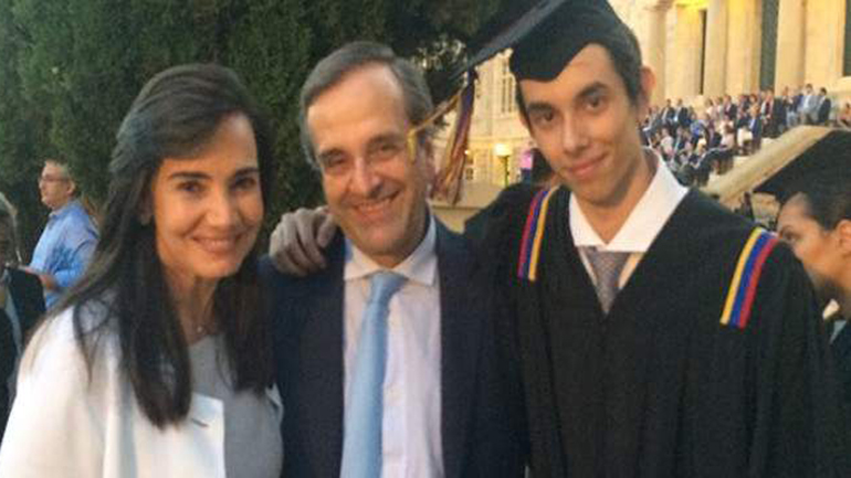 O Αντώνης Σαμαράς με τον γιο του στην αποφοίτηση από το Κολλέγιο