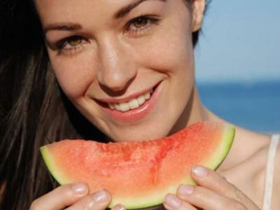 Αυξήστε την πρόσληψη νερού με ενυδατικές τροφές