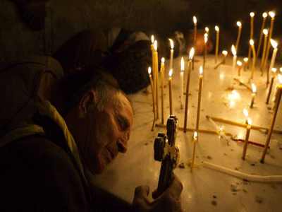 Εκατοντάδες πιστοί γιορτάζουν το Πάσχα στους Αγίους Τόπους