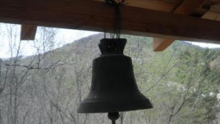 Αχαΐα: Κυνηγοί μετάλλων έκλεψαν καμπάνες εκκλησιών μέσα στη Μεγάλη Εβδομάδα