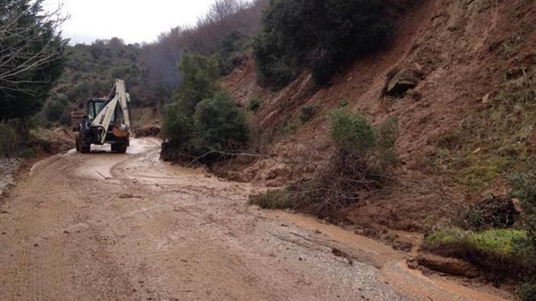 Σέρρες: Αποκλείστηκαν έξι τουριστικά λεωφορεία λόγω κατολίσθησης στο Παγγαίο