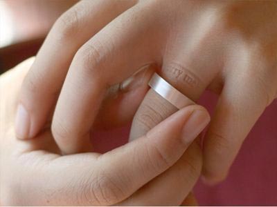 Της… γυάλισε το δαχτυλίδι