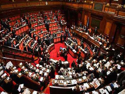 Οι Ιταλοί προτείνουν να περικοπούν οι μισθοί των πολιτικών