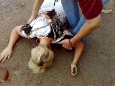 Της επιτέθηκαν μπροστά στο ανήλικο παιδί της