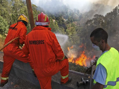 Πορτογαλία: Νεκρός πυροσβέστης στη μάχη κατά των πυρκαγιών