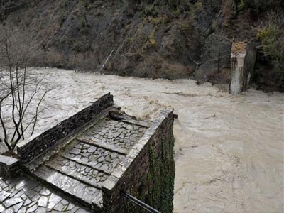 Άμεσα μέτρα προστασίας για το Γεφύρι της Πλάκας Άμεσα μέτρα προστασίας για το Γεφύρι της Πλάκας