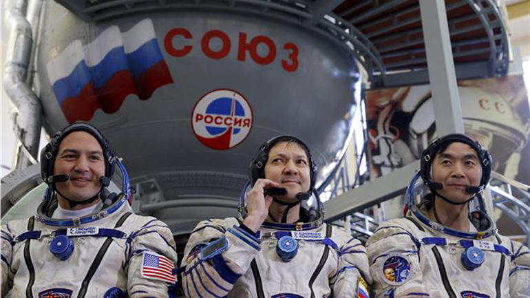 Ρωσία: Για έναν μήνα παρατείνεται η παραμονή τριών αστροναυτών στον ISS