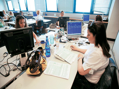 Συνεχίζονται οι μειώσεις προσωπικού και μισθών στην αγορά