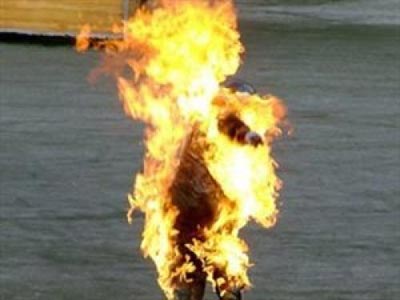 Γαλλία: Πέθανε μητέρα με 6 παιδιά που αυτοπυρπολήθηκε