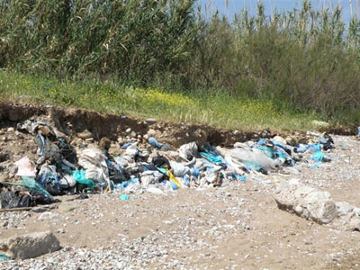 Σκουπιδότοπος στις εκβολές του Σελινούντα