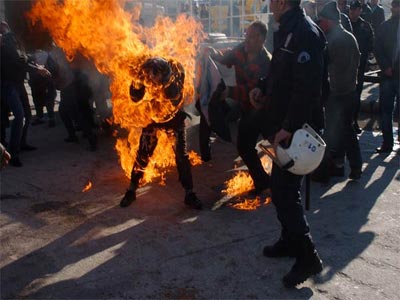 Αυτοπυρπολήθηκε μπροστά στα μάτια περαστικών