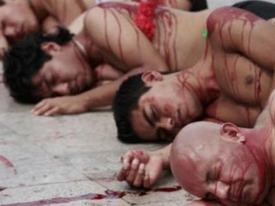 Διαδήλωσαν ημίγυμνοι και βαμμένοι με αίμα!