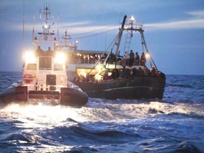 Ιταλία: Τεράστια επιχείρηση για τη διάσωση εκατοντάδων προσφύγων ανοικτά της Λιβύης