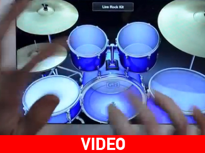 Παίζοντας ντραμς με μπάντα σόλο