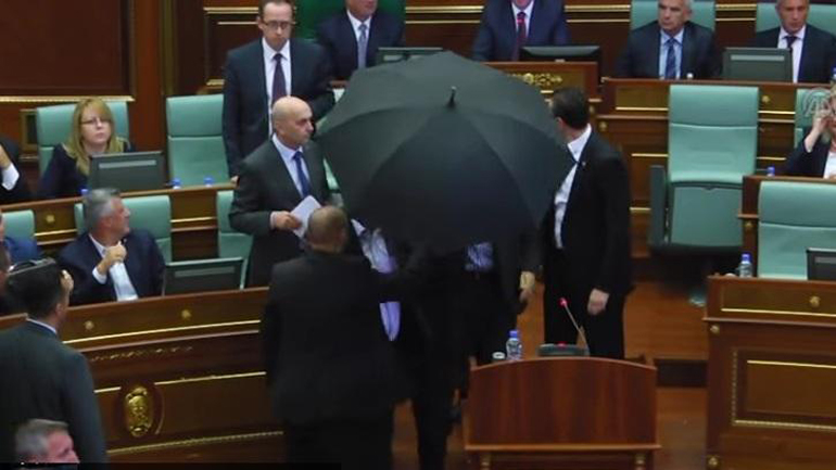 Έριξαν αβγά στον πρωθυπουργό του Κοσόβου