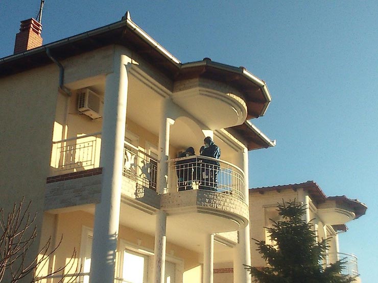 Το μπαλκόνι από το οποίο πήδηξε αιμόφυρτος ο δράστης