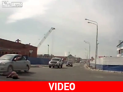 Δικυκλιστής καρφώθηκε στις ρόδες αυτοκινήτου και πέθανε ακαριαία