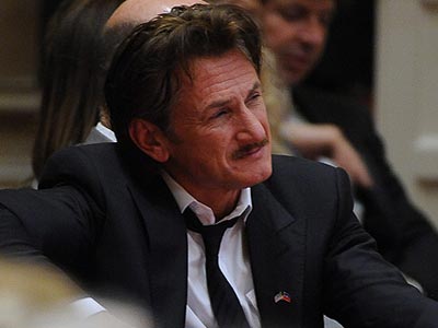 Οι νομπελίστες ειρήνης τιμούν τον Sean Penn