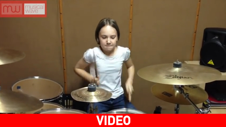 Η 13χρονη Julia ερμηνεύει το «Toxicity» στα ντραμς