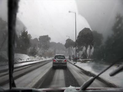 Πελοπόννησος: Αντιολισθητικές και απαγόρευση κυκλοφορίας λόγω του χιονιά