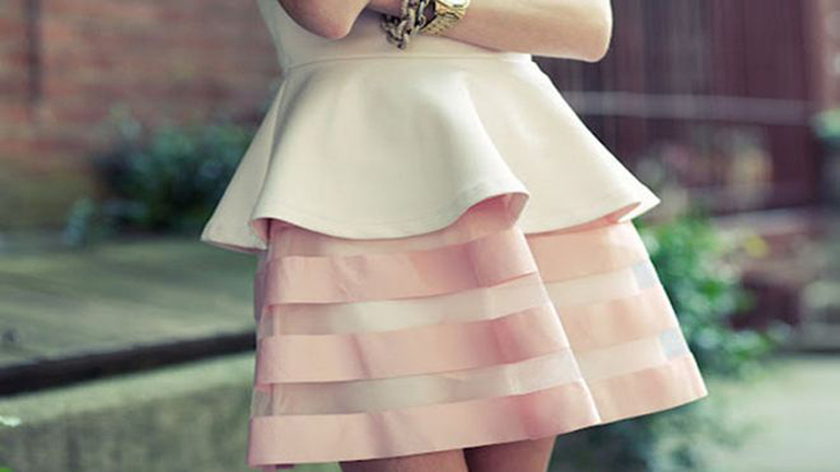 Οι μίνι φούστες σε γραμμή άλφα είναι το απόλυτο trend φέτος!