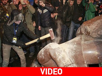 Διαδηλωτές έριξαν το άγαλμα του Λένιν στο Κίεβο