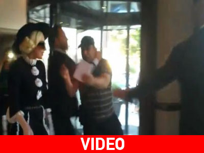 Ήθελε αυτόγραφο της Lady Gaga και έφαγε ξύλο Ήθελε αυτόγραφο της Lady Gaga και έφαγε ξύλο