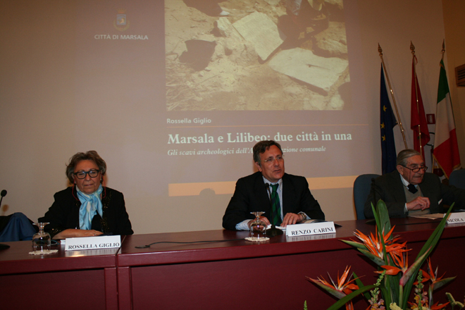 Ο καθηγητής Νικόλα Μπονακάζα διακρίνεται δεξιά