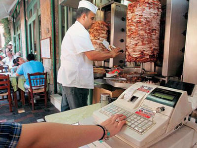 Προσωρινά ΦΠΑ εστίασης στο 13% και μετά βλέπουμε…