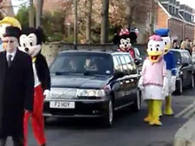 Πήγαν στην κηδεία του 9 μηνών παιδιού τους ντυμένοι καρτούν!