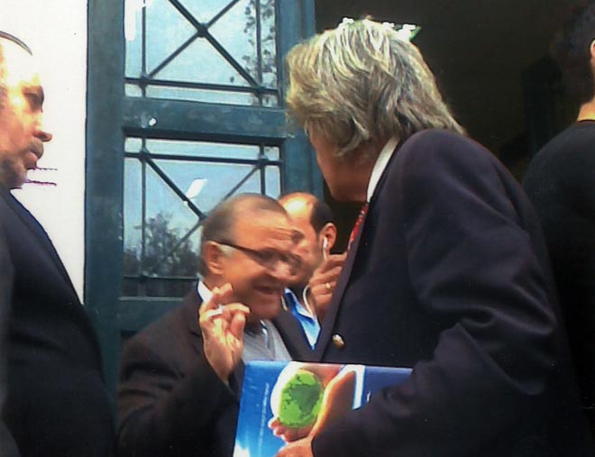 Από αριστερά διακρίνεται ο Νίκος Ροϊδάκης, ενώ δίπλα του διακρίνεται ο εισαγγελέας Ελευθέριος Πατσής, έξω από τα δικαστήρια