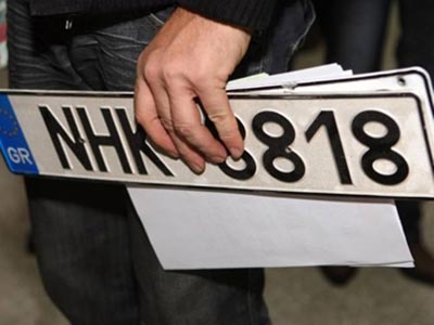 Με την πινακίδα «στο χέρι»