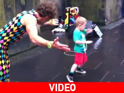 Ο πιτσιρικάς κλέβει την παράσταση