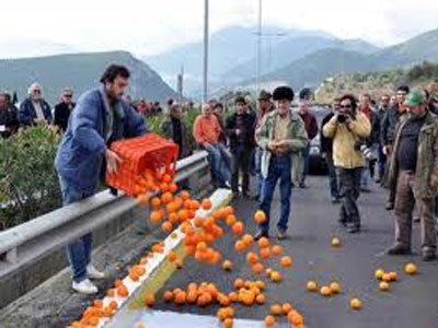 Θύματα της αισχροκέρδειας παραγωγοί και καταναλωτές