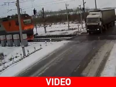 Σφοδρή σύγκρουση τρένου με φορτηγό κατέγραψε κάμερα ασφαλείας