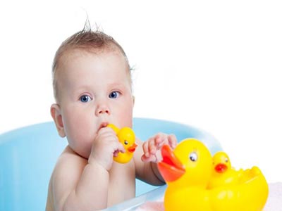 Πλιτς – πλατς, το μωρό σας κάνει μπάνιο. Χρήσιμες συμβουλές για την ώρα του μπάνιου