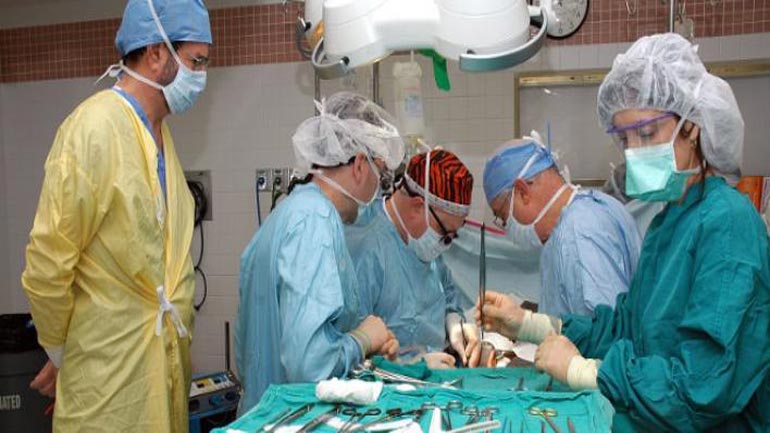 Ισπανία: Επιτυχημένη μεταμόσχευση προσώπου και λαιμού σε 45χρονο