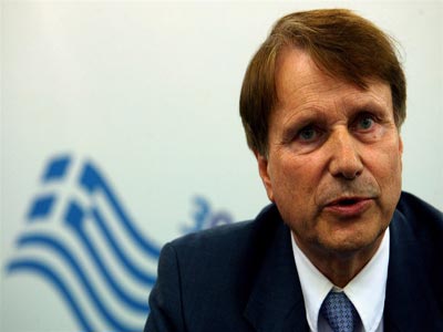 «Η συγκράτηση των μισθών θα βοηθήσει να καλυφθεί το χάσμα ανταγωνιστικότητας»