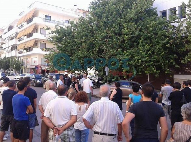 Κόσμος συγκεντρώθηκε έξω από το δικαστικό μέγαρο