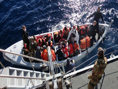 Πάνω από 1.000 μετανάστες μεταφέρθηκαν στις ακτές της Σικελίας