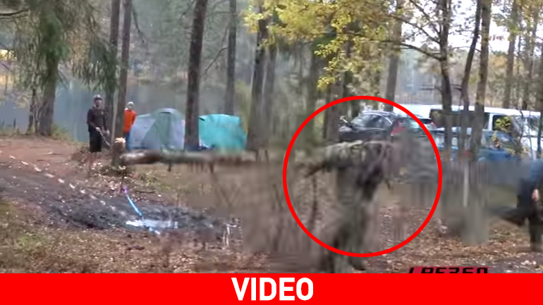 Τον πλάκωσε το δέντρο μπροστά στα μάτια των φίλων του