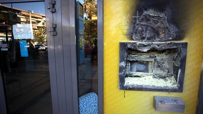 Δύο εμπρηστικές επιθέσεις στον Βόλο